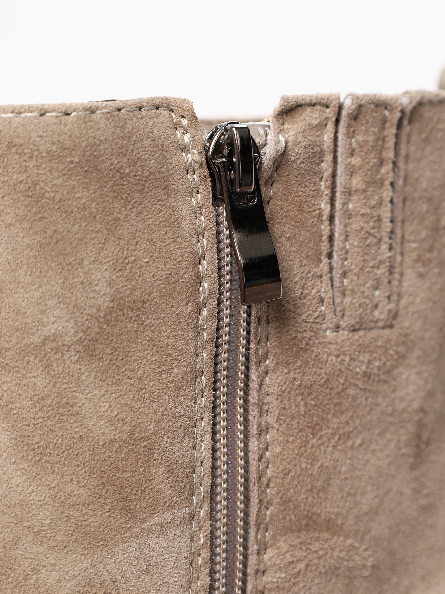 Ботинки бежевого цвета на широком срднем каблуке